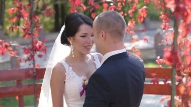 Doğa üzerinde mutlu yeni evliler