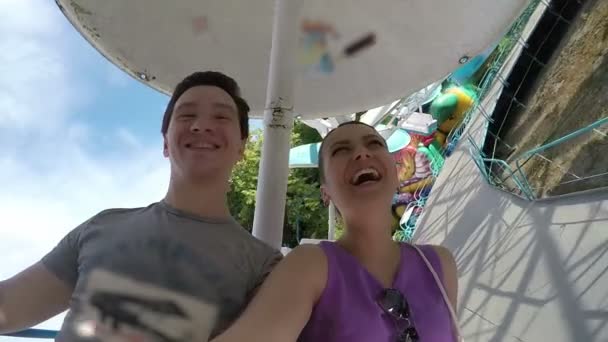 Couple souriant sur le carrousel — Video
