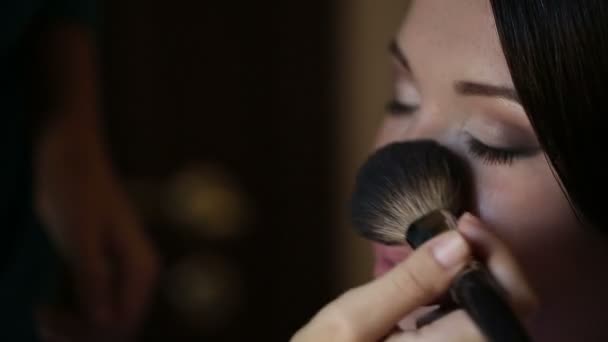 Maquillage avec brosse à poudre — Video