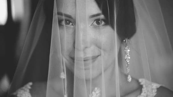 Portrait d'une mariée couverte de voile 
