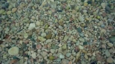 Taşların altında su-ilmekledi