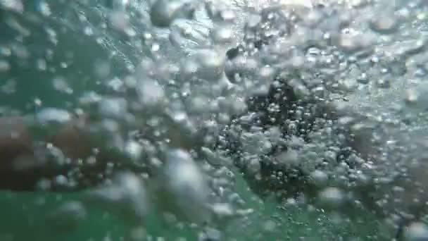 Człowiek w masce pływa pod wodą — Wideo stockowe