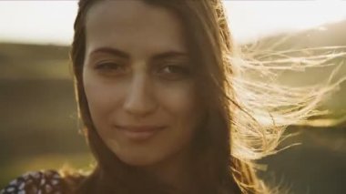 Günbatımında bir kadın portresi