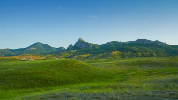 Malowniczy widok na góry i zielony łąka — Wideo stockowe