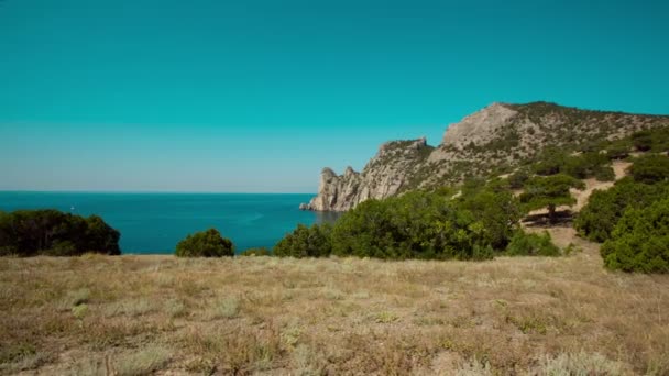 Vista panorámica de las montañas y el océano — Vídeos de Stock