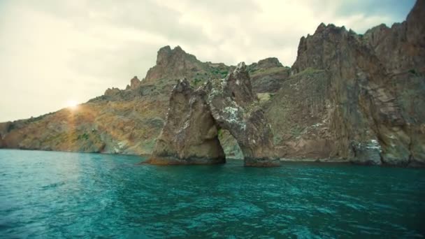 Sea and the Mountains. Puerta dorada — Vídeos de Stock
