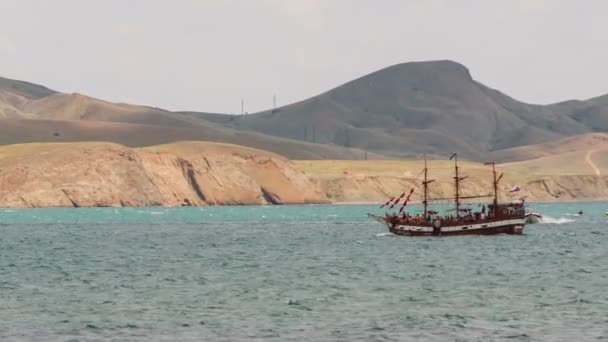 Schip met toeristen drijft in de buurt van de bergen — Stockvideo