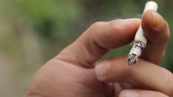 Zigarette in den Händen eines Rauchers — Stockvideo