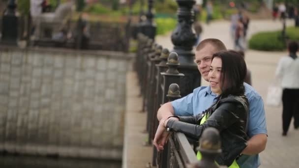 Couple souriant près d'un étang — Video