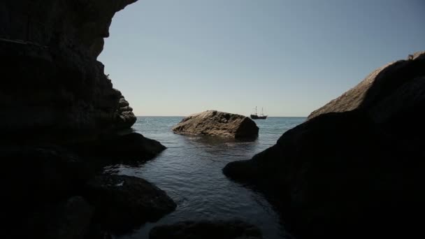 Vista desde la cueva hasta el mar con el barco — Vídeos de Stock