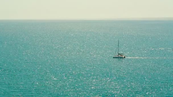 Яхта в океані — стокове відео
