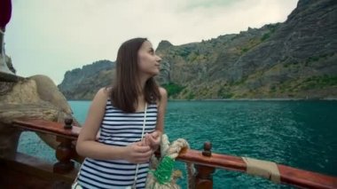 Kadın bir gemide yüzen ve etrafa