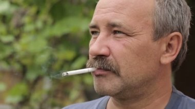 2 sigara bıyıklı adam