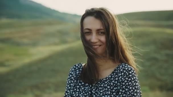 Mujer sonriente mostrando un signo de paz — Vídeos de Stock