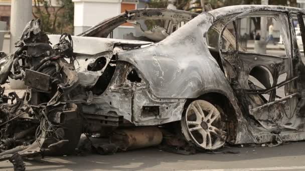 Coche quemado después de la explosión — Vídeo de stock