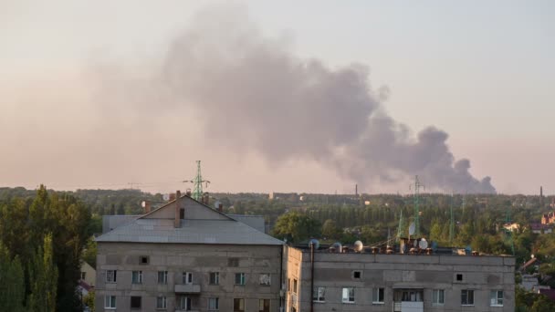 Город в огне — стоковое видео