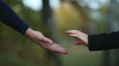 Eller katılmadan severler