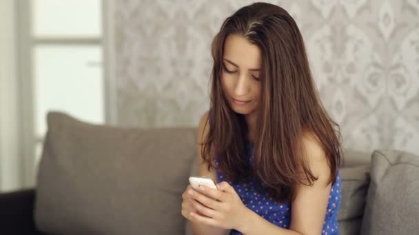 Schöne Frau schreibt SMS — Stockvideo