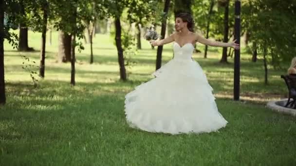 Bruden snurrar runt med en bukett — Stockvideo
