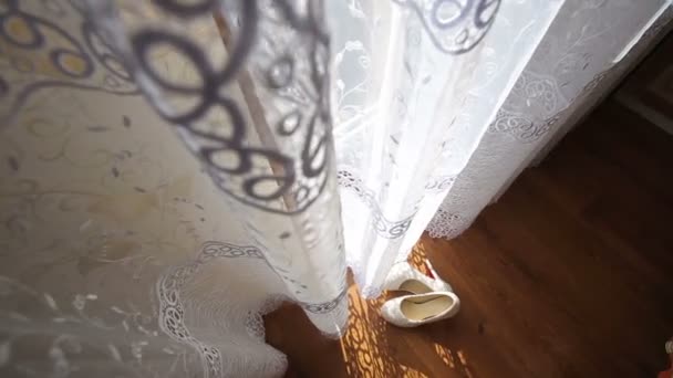 Zapatos de novia blancos con perlas — Vídeos de Stock