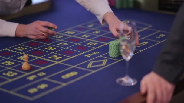 Человек выигрывает фишки в казино — стоковое видео