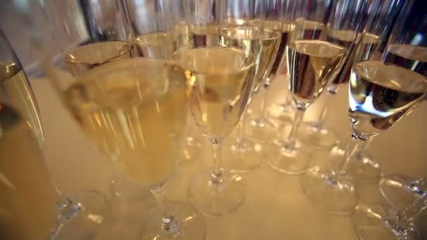 Molti bicchieri di champagne — Video Stock