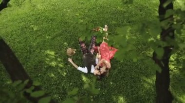 Aşık çift ağacın altına yatıyor