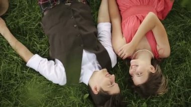 Aşık çift 2 ağacın altına yatıyor