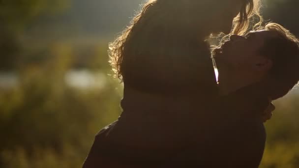 Zamilovaný pár při západu slunce — Stock video