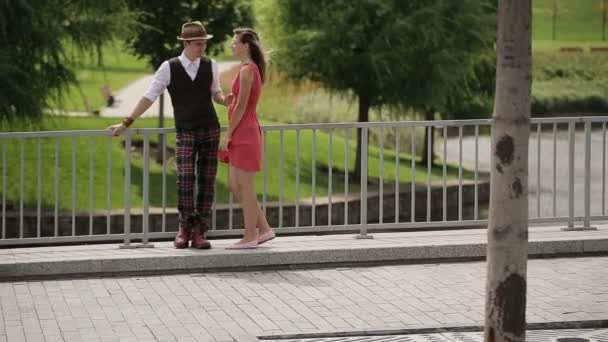 Pareja caminando en el parque — Vídeos de Stock