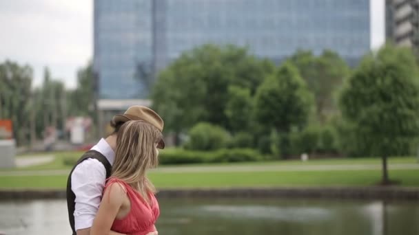 Paar wandelen in de buurt van het meer — Stockvideo