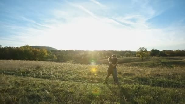 Pareja de pie en un prado — Vídeo de stock