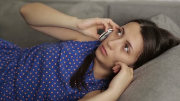 Traurige attraktive Frau telefoniert — Stockvideo