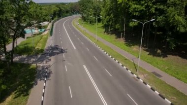 Boş karayolu üzerinde uçmak