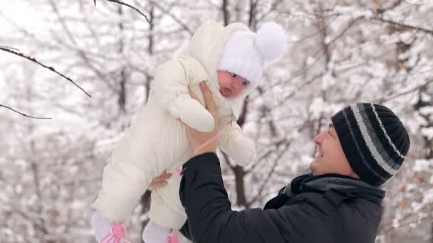 Père avec enfant en hiver — Video