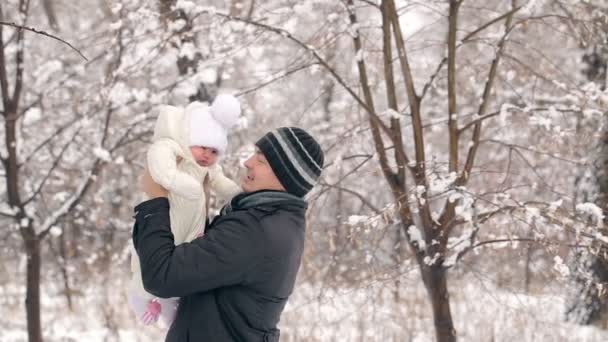 Pai com filha no inverno — Vídeo de Stock