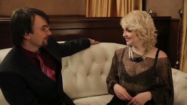Casal flertando no sofá — Vídeo de Stock