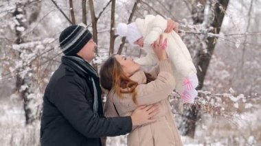 Mutlu genç bir aile kışın