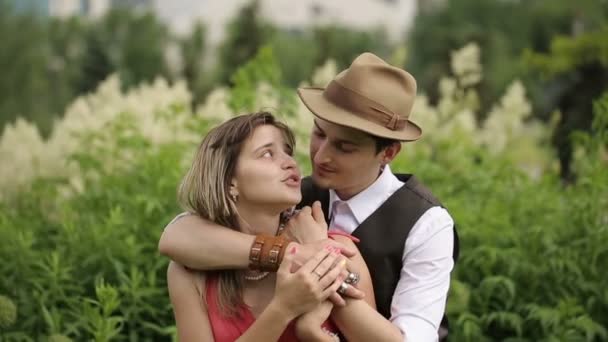 Elegante coppia in amore abbracci — Video Stock