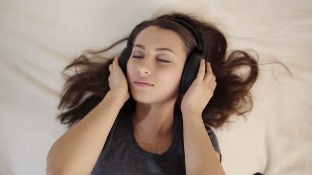 Ragazza innamorata Ascoltare musica a letto — Video Stock