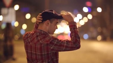 Adam şapkasını koyar