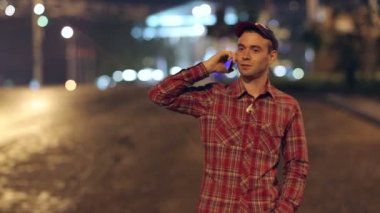 Gece City telefonuyla konuşan adam