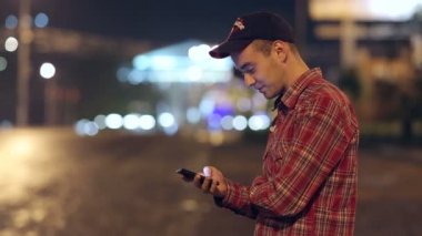 Adam bir akıllı telefon kullanır