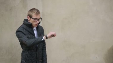 Çekici adam saatine görünüyor