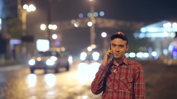 Hombre hablando por teléfono en la ciudad nocturna — Vídeos de Stock