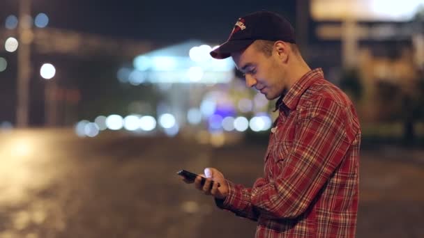 El hombre utiliza un teléfono inteligente — Vídeo de stock