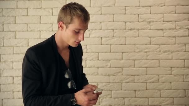 Atractiv Guy Reading Sms — Videoclip de stoc