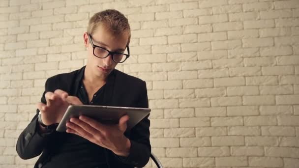 Jeune homme travaillant sur tablette — Video