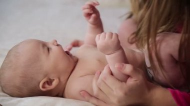 Anne bebek öpüşme