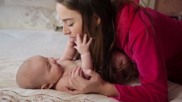 Jonge moeder spelen met Baby — Stockvideo